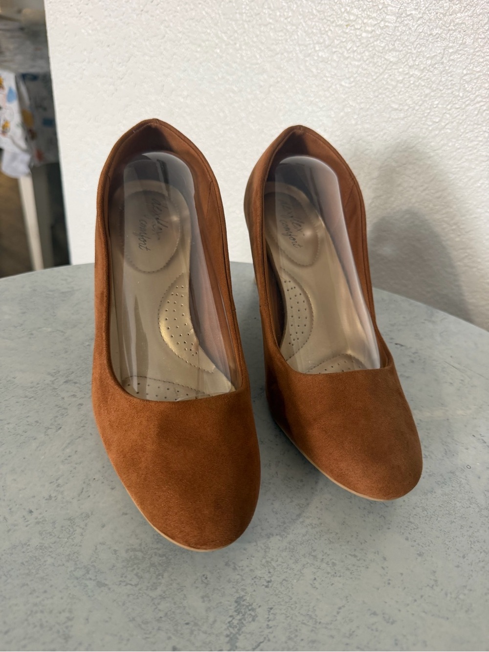 Dexflex comfort women’s camel brown faux suede heels pumps